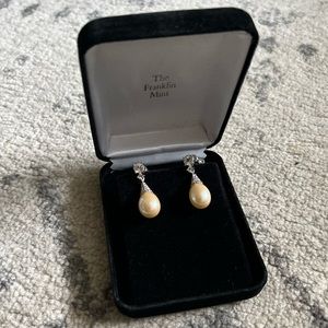 RARE Diana Forever Sparkling Classic Pearl Drop Earrings Franklin Mint